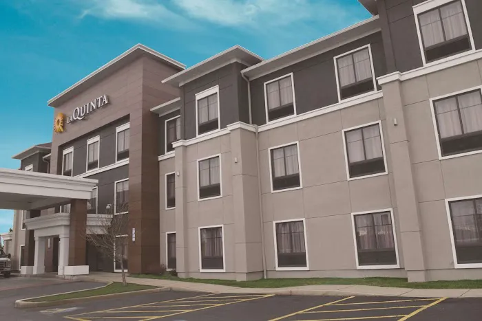 La Quinta Inn & Suites by Wyndham Lackawanna 4