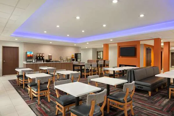 La Quinta Inn & Suites by Wyndham Lackawanna 4