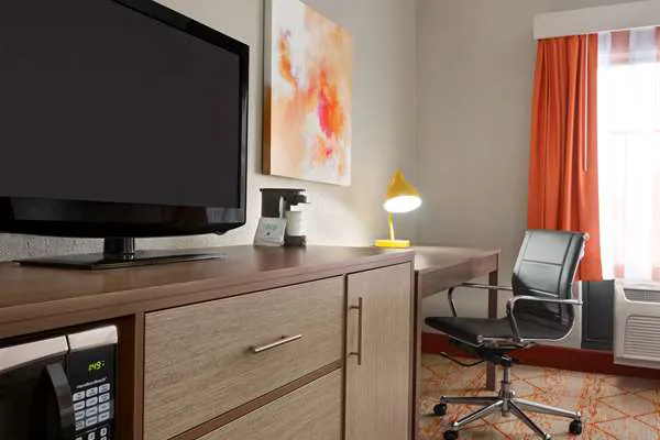 La Quinta Inn & Suites by Wyndham Lackawanna 4