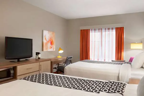La Quinta Inn & Suites by Wyndham Lackawanna 4