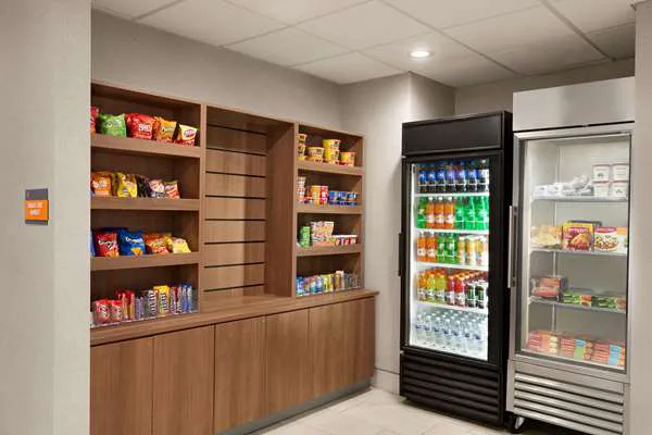 La Quinta Inn & Suites by Wyndham Lackawanna 4