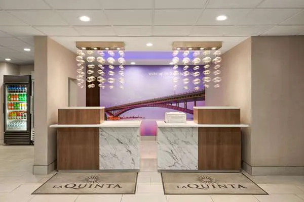La Quinta Inn & Suites by Wyndham Lackawanna 4