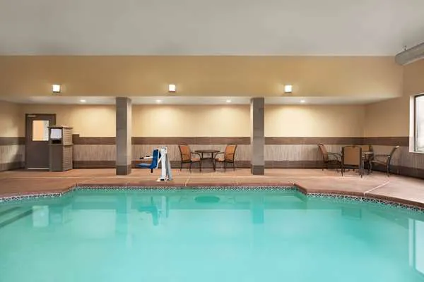 La Quinta Inn & Suites by Wyndham Lackawanna 4