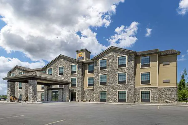 Comfort Inn & Suites 4