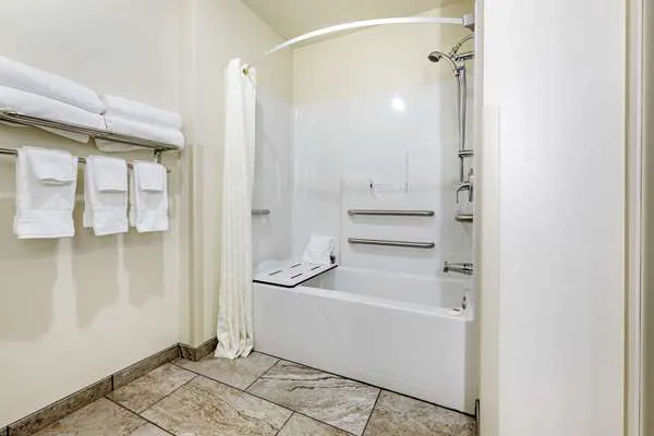 Comfort Inn & Suites 4