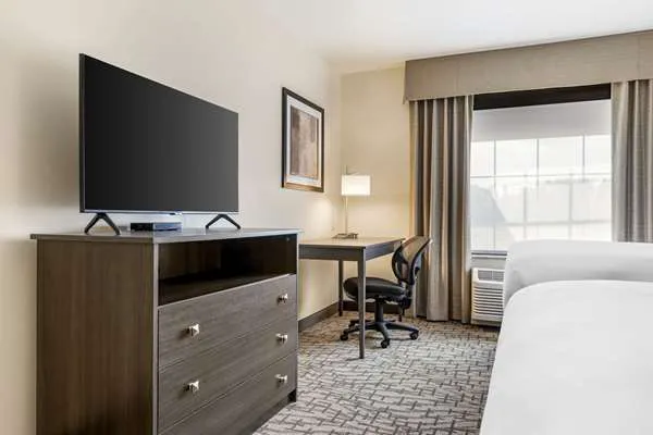 Comfort Inn & Suites 4