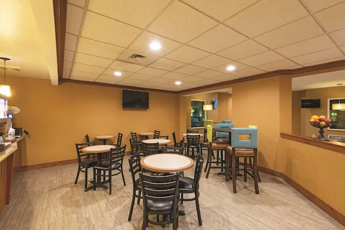 La Quinta Inn by Wyndham Buffalo Airport 5