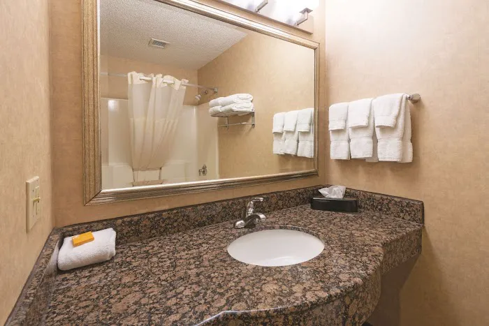 La Quinta Inn by Wyndham Buffalo Airport 5