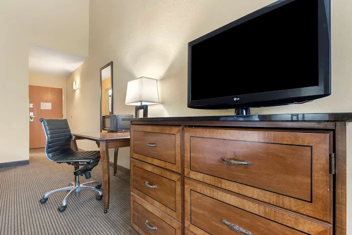 Best Western University Inn 4