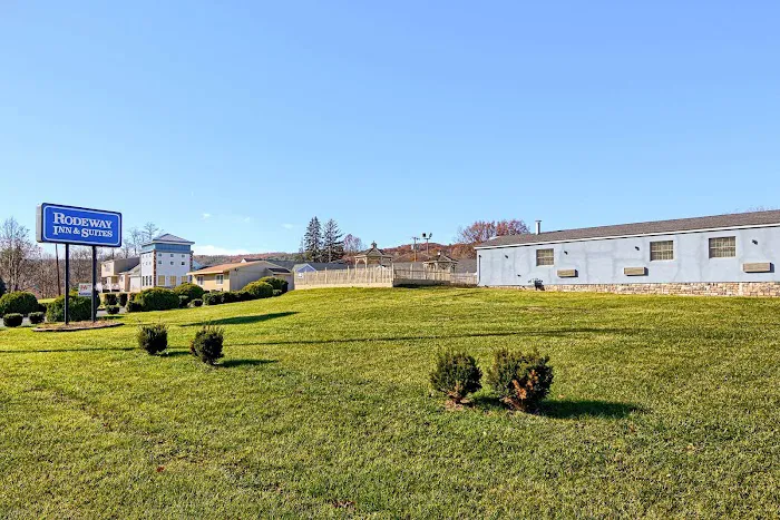 Rodeway Inn & Suites 4