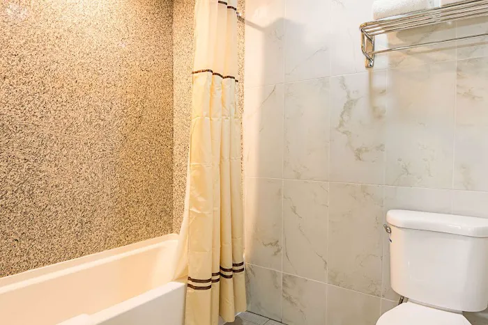 Rodeway Inn & Suites 4