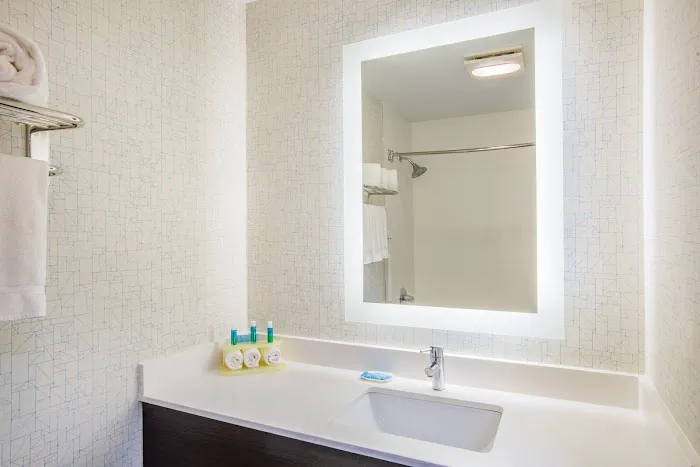 Holiday Inn Express & Suites Boston - Marlboro by IHG 5