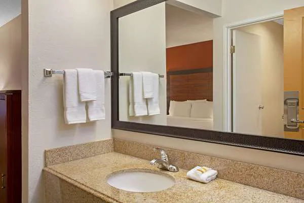 La Quinta Inn by Wyndham Auburn Worcester 4