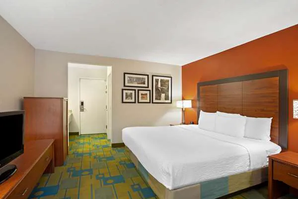 La Quinta Inn by Wyndham Auburn Worcester 4