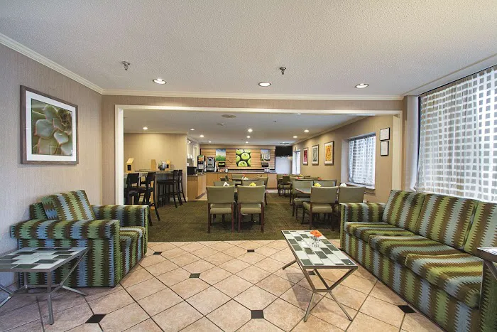 La Quinta Inn by Wyndham Auburn Worcester 4