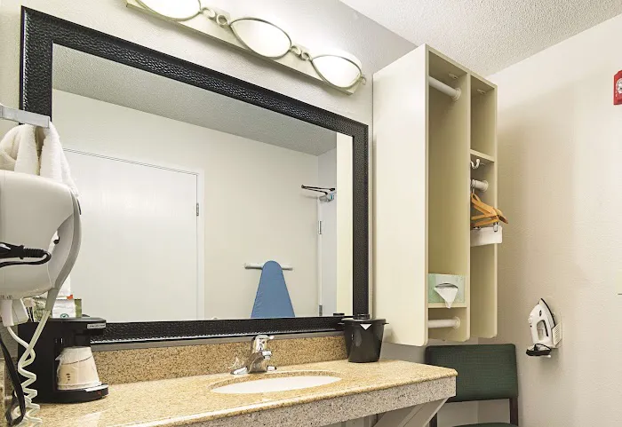 La Quinta Inn by Wyndham Auburn Worcester 4