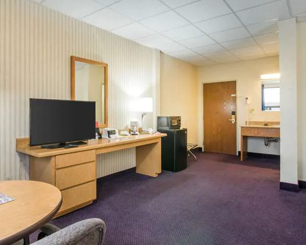 Econo Lodge 5