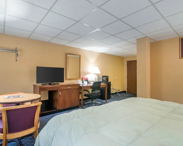 Econo Lodge 5