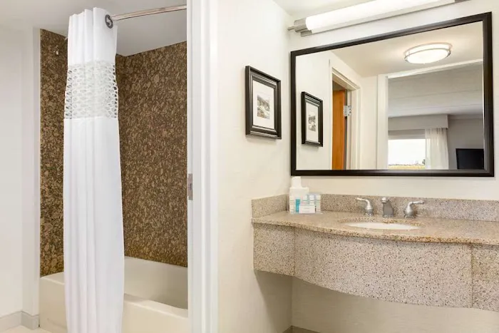 Hampton Inn & Suites Manchester-Bedford 4