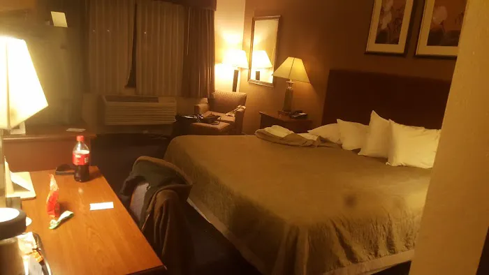 Super 8 by Wyndham Manchester Airport 4
