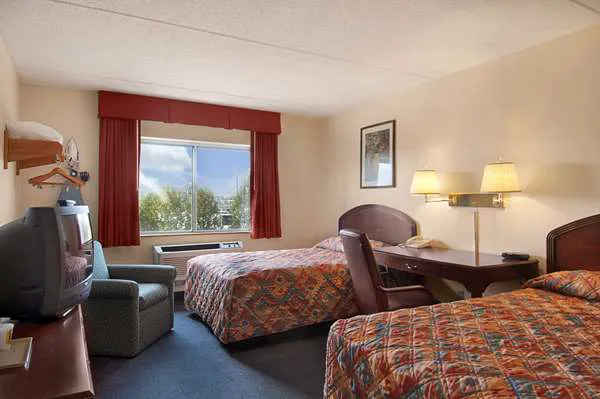 Super 8 by Wyndham Manchester Airport 4