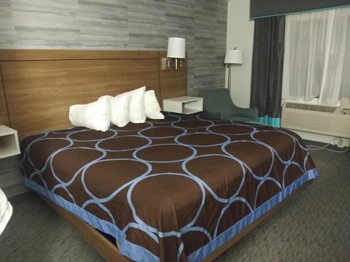 Super 8 by Wyndham Manchester Airport 4