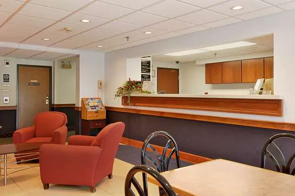 Super 8 by Wyndham Manchester Airport 4