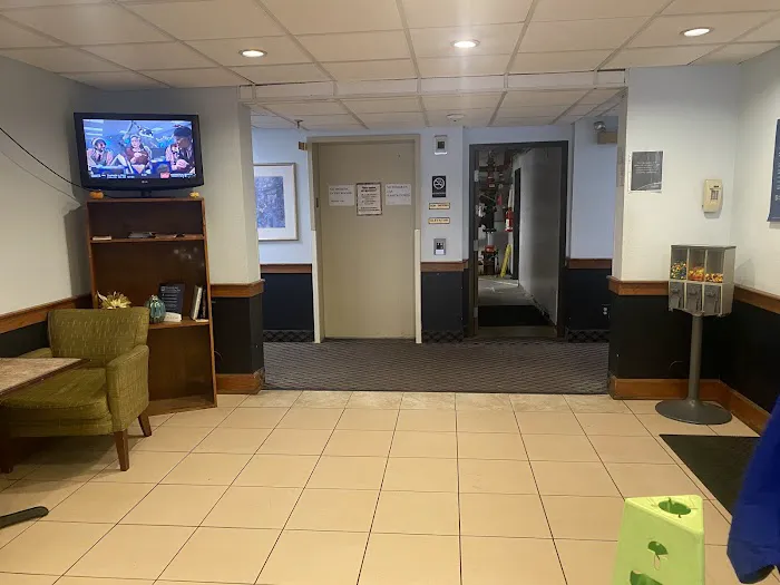 Super 8 by Wyndham Manchester Airport 4