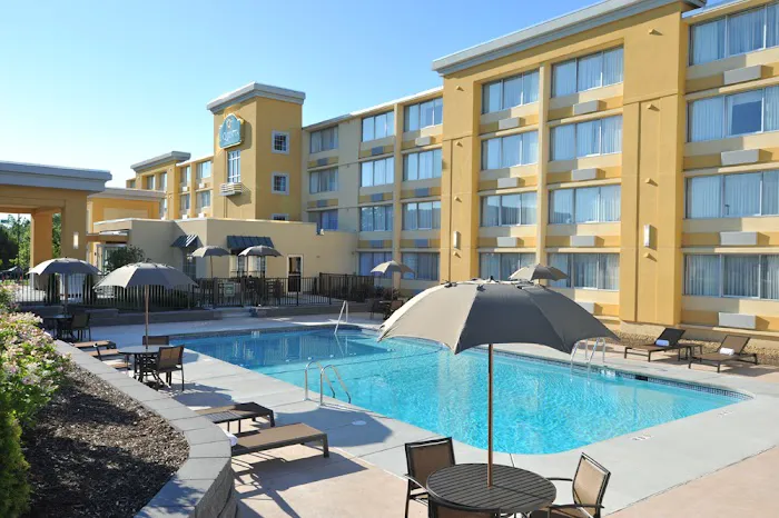 La Quinta Inn & Suites by Wyndham Manchester 5
