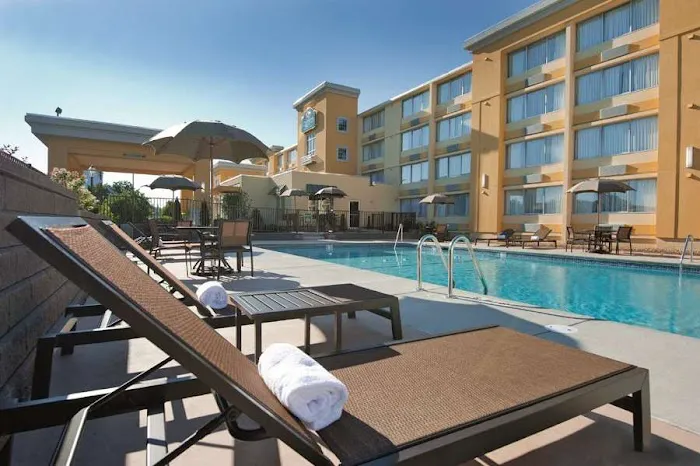 La Quinta Inn & Suites by Wyndham Manchester 5