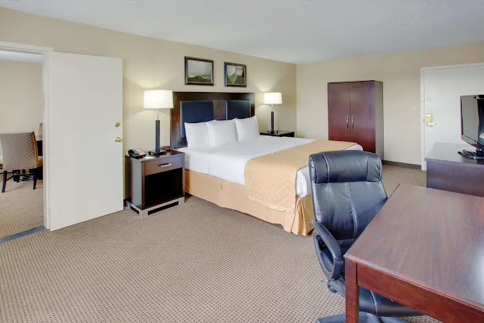 La Quinta Inn & Suites by Wyndham Manchester 5