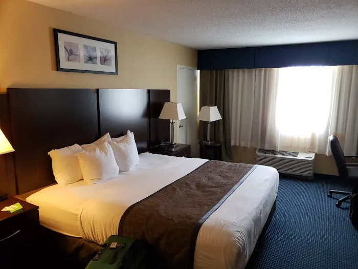 La Quinta Inn & Suites by Wyndham Manchester 5