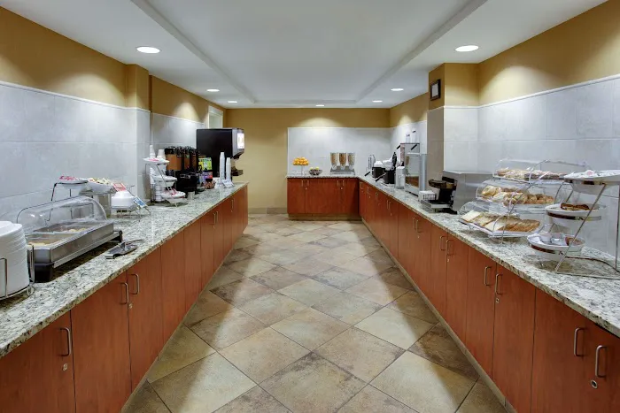 La Quinta Inn & Suites by Wyndham Manchester 5