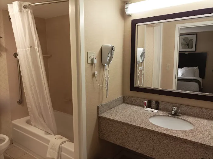 La Quinta Inn & Suites by Wyndham Manchester 5