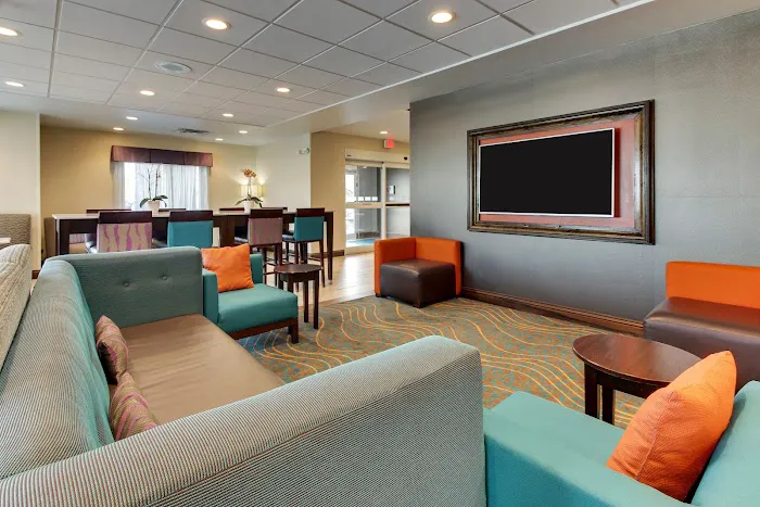 Holiday Inn Express Cheektowaga North East, an IHG Hotel 4