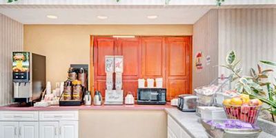 Super 8 by Wyndham Brockton