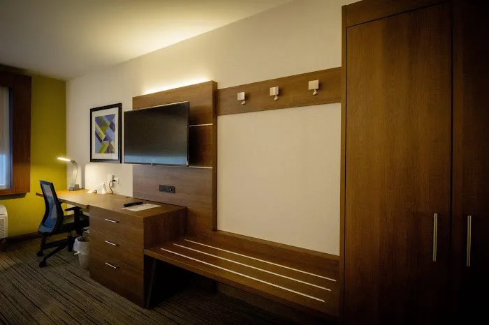 Holiday Inn Express & Suites Boston South - Randolph by IHG 4