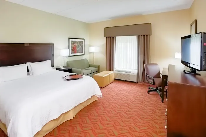 Hampton Inn Auburn 4