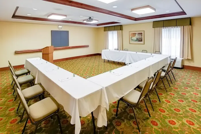 Hampton Inn Auburn 4