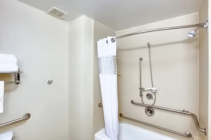 Hampton Inn Auburn 4