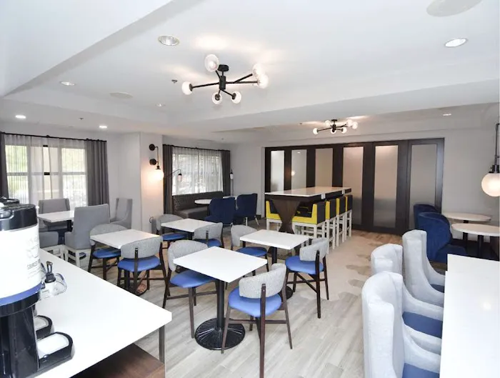 Hampton Inn Auburn 4
