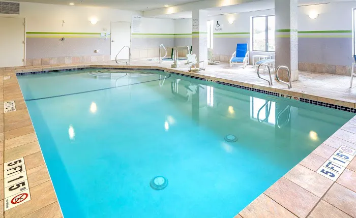 Holiday Inn Express & Suites Manchester-Airport by IHG 4