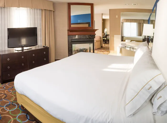 Holiday Inn Express & Suites Manchester-Airport by IHG 4