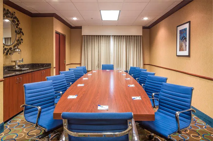 Holiday Inn Express & Suites Manchester-Airport by IHG 4
