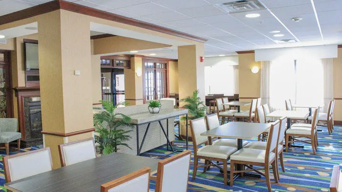 Holiday Inn Express & Suites Manchester-Airport by IHG 4