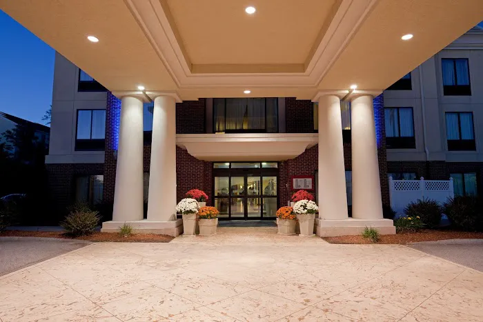 Holiday Inn Express & Suites Manchester-Airport by IHG 4