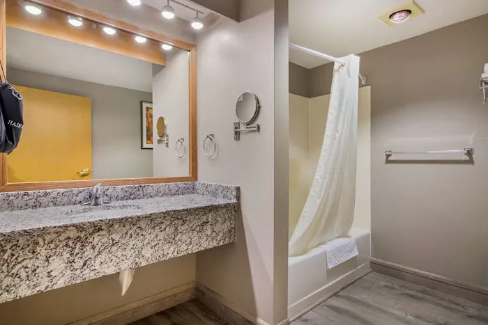 Best Western Plus Executive Court Inn & Conference Center 4