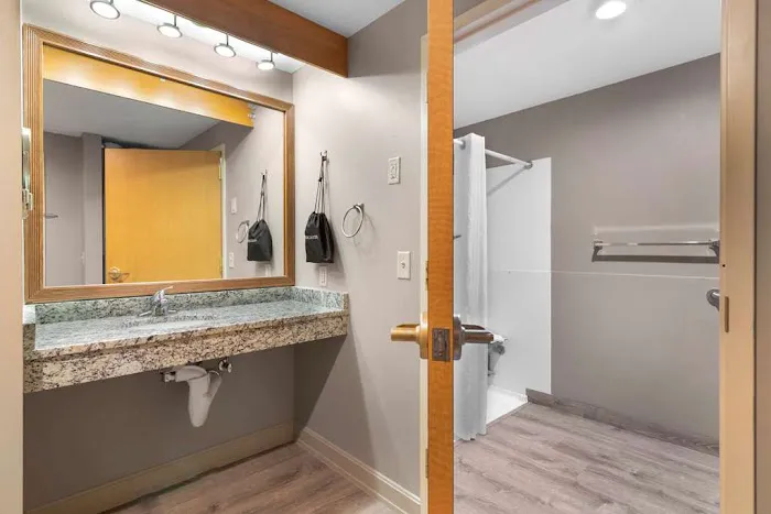 Best Western Plus Executive Court Inn & Conference Center 4