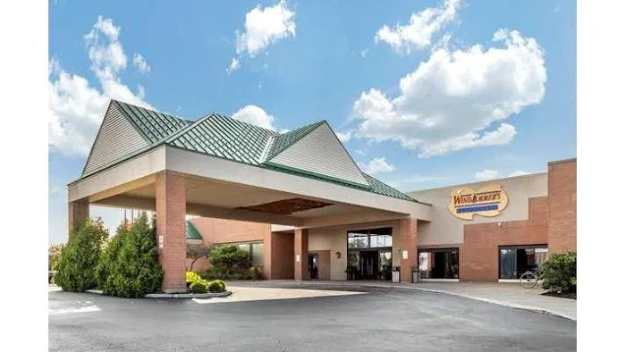 Clarion Hotel Conference Center on Lake Erie 4