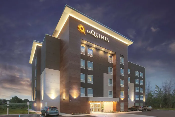 La Quinta Inn & Suites by Wyndham Buffalo Amherst 4